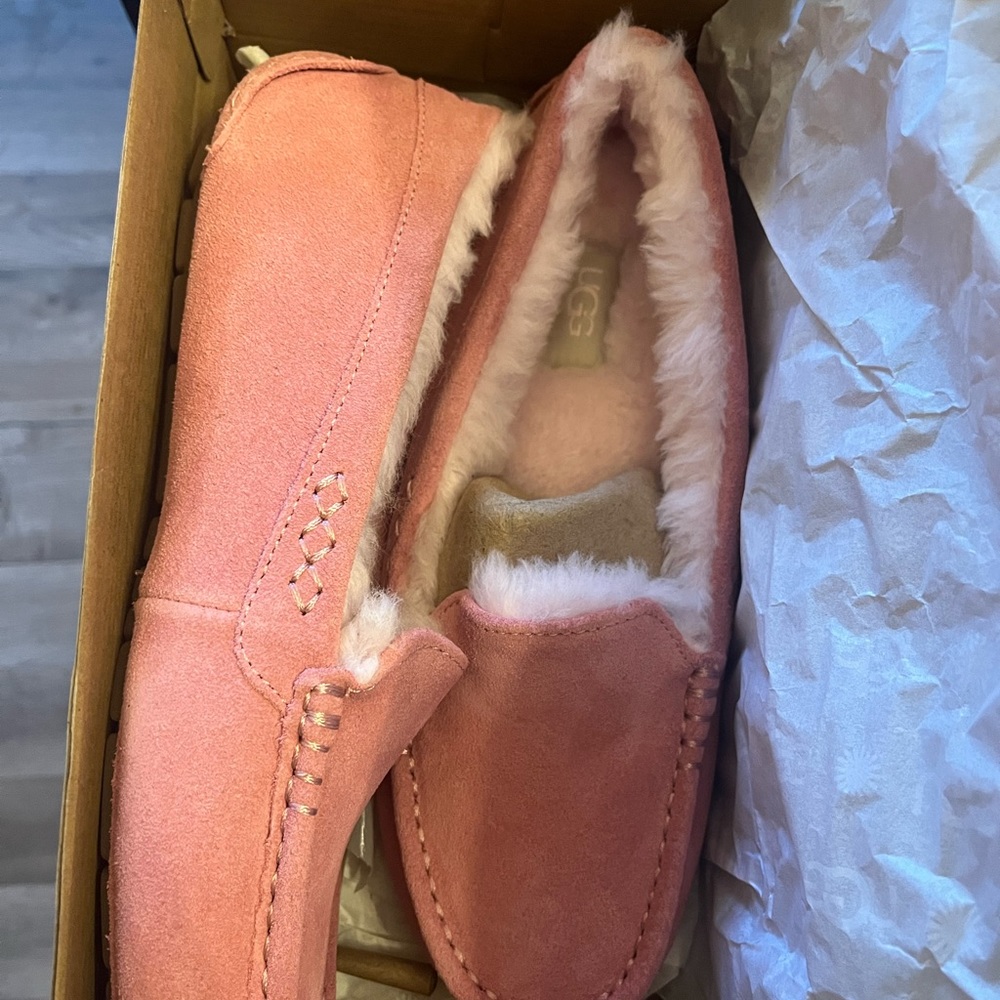 Uggs slippers in Pink